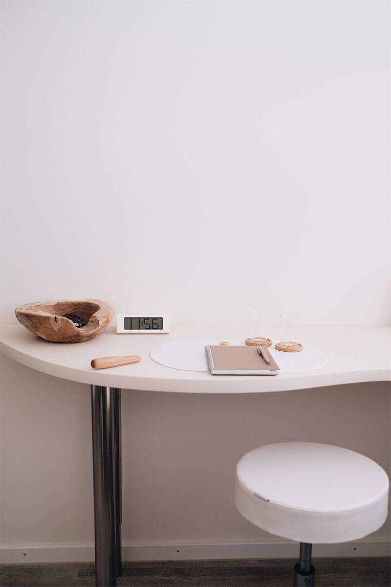 Raumgestaltung Holzschrank mit Pflanze