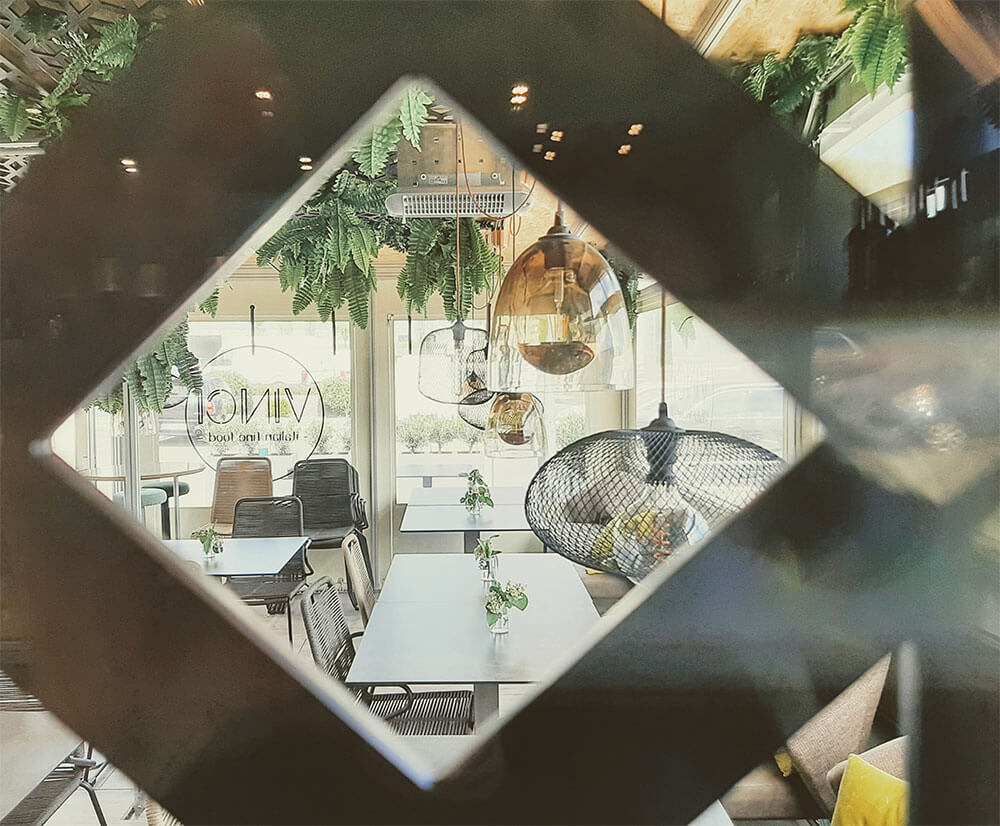 Raumgestaltung Holzschrank mit Pflanze